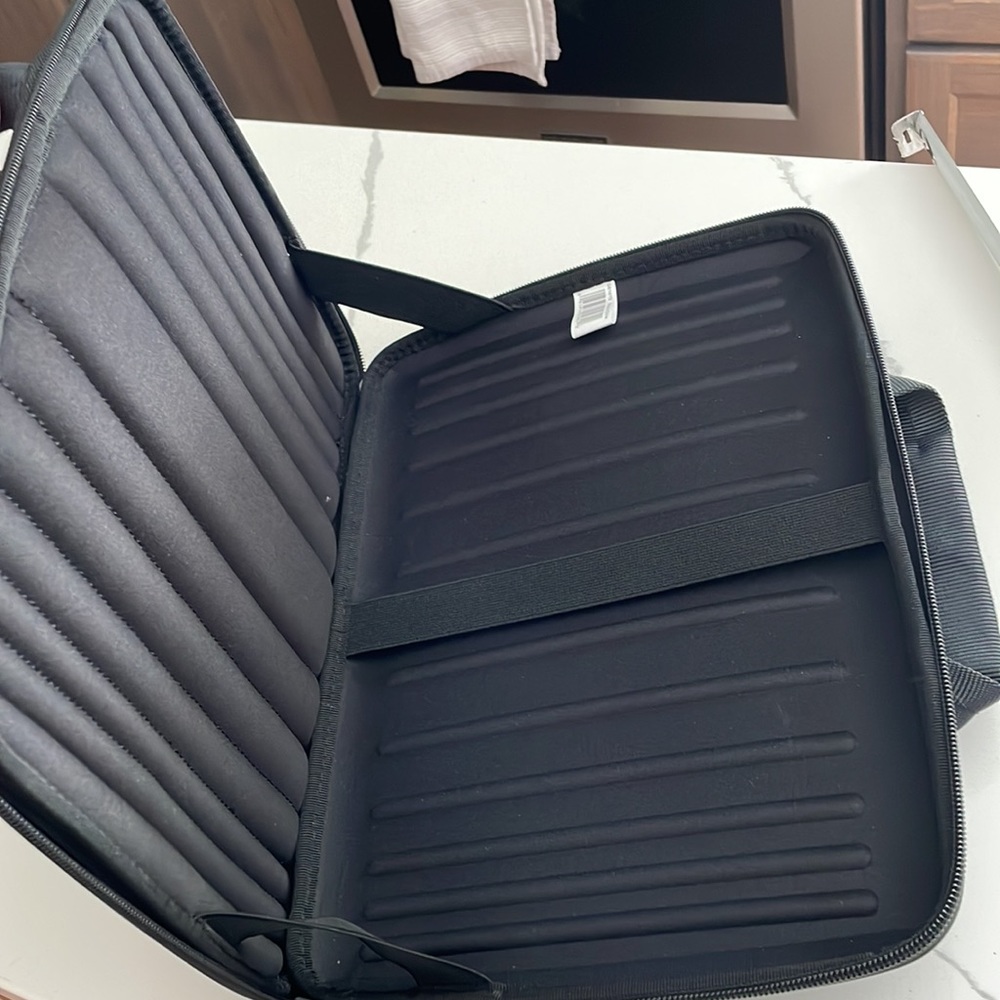 CASE LOGIC ZIPPERED CASE - Picture 7 of 7